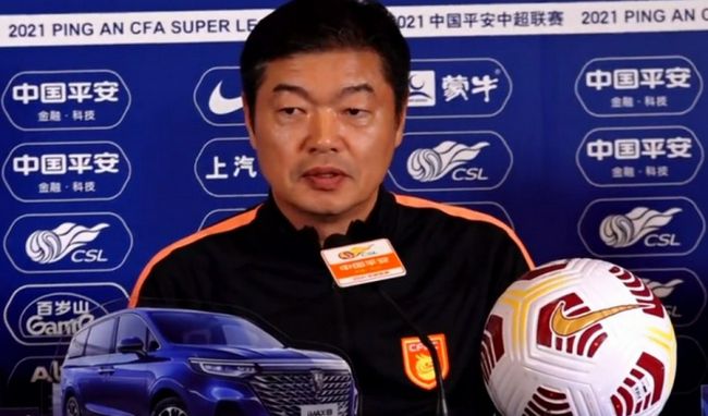 在这个世界上，他是最不幸者:孤独的，孤立无援的人站在一个无向度的世界里，他没有心安理得的现在;也没有可怀念的过去，因为他的过去还没有到来;他也没有可以指望的未来，因为他的未来已经过去了，他不可能变老，因为他从来不年轻;他不可能变得年轻，因为他已经老了，在某种意义上他也不可能死，因为他本来就没有生活过，在某种意义上他也不可能生，因为他已经死了。